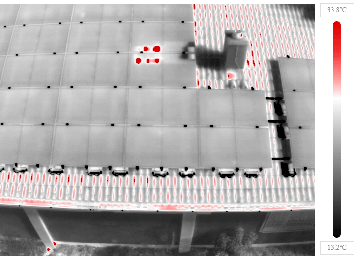 Photovoltaik-Inspektion mit Wärmebild in Schwarz-Weiß-Rot und Radiometrie