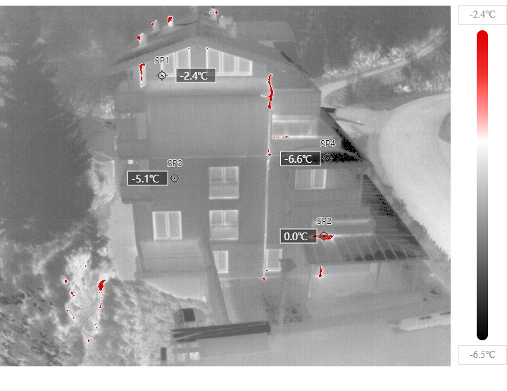 Drohnen-Wärmebildaufnahme mit Temperaturmessung Mehrstöckiges Gebäude